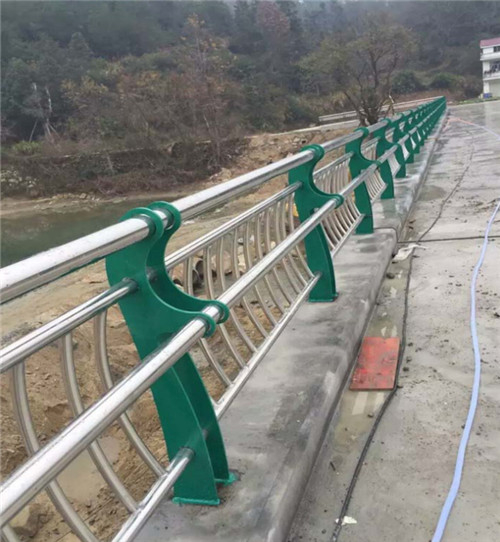 304不锈钢隔离栏杆 河道不锈钢复合管防护栏