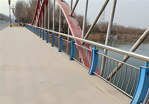 大桥两侧防撞不锈钢护栏案例